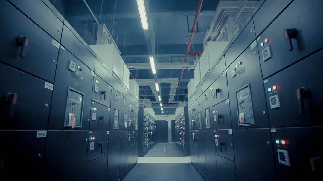 Electrical data center where aocs are